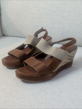 Aquatalia Brown Suede Leather Wedge Sandals Cream Elastic Slingback US 9